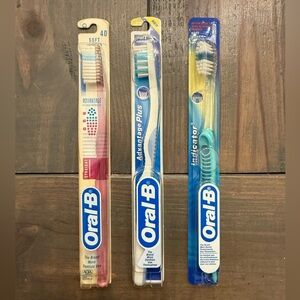 Lot of 3 Vintage 1994 & 2002 Oral B Advantage Plus Toothbrush 31 35 40 Soft
